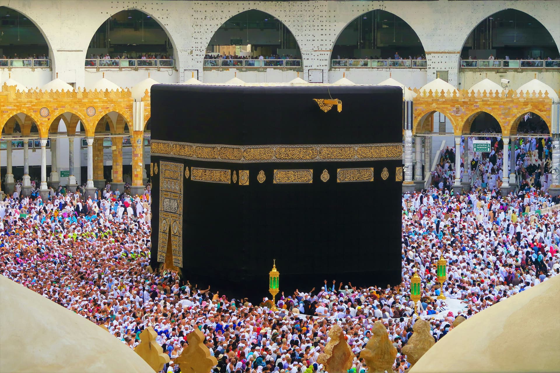 الكعبة المشرفة والحجاج في المسجد الحرام